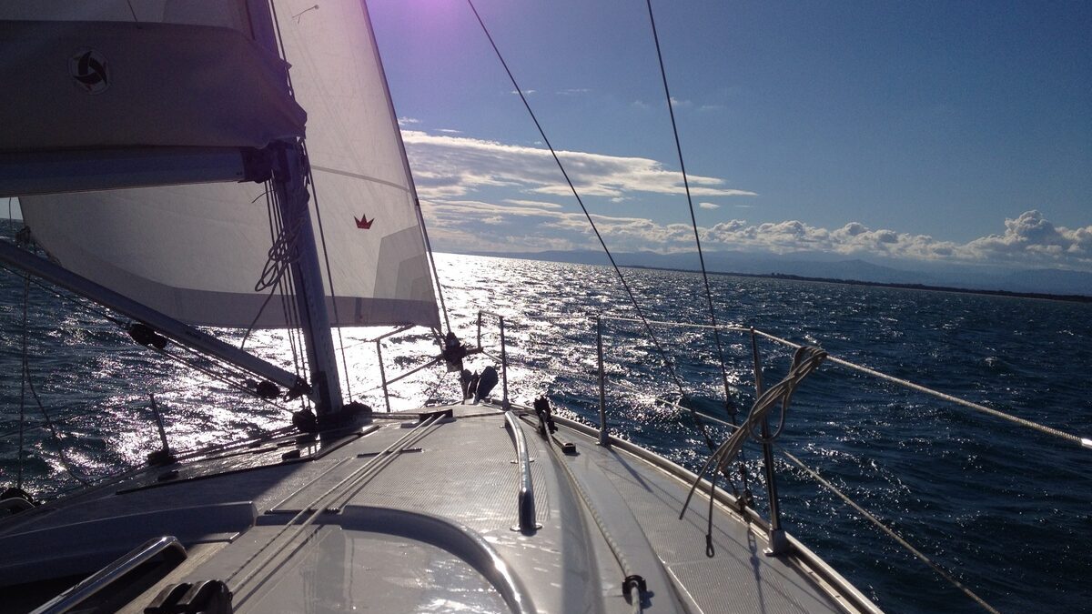 Vista dal ponte di una barca.