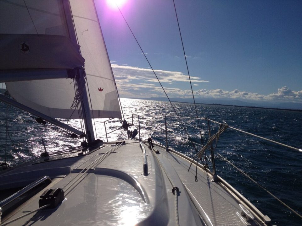 Vista dal ponte di una barca.
